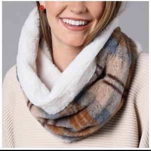 ONLY ONE! NWT KALA VELLA REVERSIBLE FAUX FUR SCARF